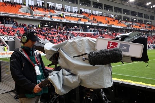 TV camera with cameraman at the edge of the pitch at the match of the 1st FBL: 24-25: 1st FBL: 24-25: 5th Sptg. SC Freiburg - FC St. Pauli  DFL REGULATIONS PROHIBIT ANY USE OF PHOTOGRAPHS AS IMAGE SEQUENCES AND/OR QUASI-VIDEONann  Photo: Joachim Hahne/johapress