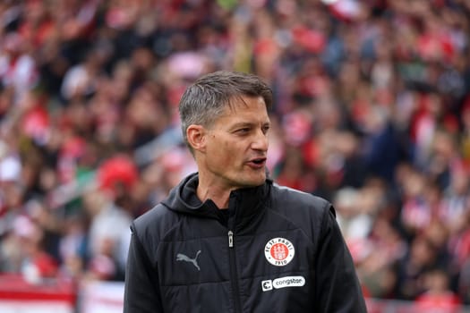 Coach Alexander Blessin (FC St. Pauli) at the match of the 1st FBL: 24-25: 1st FBL: 24-25: 5th Sptg. SC Freiburg - FC St. Pauli  DFL REGULATIONS PROHIBIT ANY USE OF PHOTOGRAPHS AS IMAGE SEQUENCES AND/OR QUASI-VIDEONann  Photo: Joachim Hahne/johapress