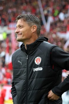 Had a good laugh at the game in Freiburg,coach Alexander Blessin (FC St. Pauli) of the 1st FBL: 24-25: 1st FBL: 24-25: 5th Sptg. SC Freiburg - FC St. Pauli  DFL REGULATIONS PROHIBIT ANY USE OF PHOTOGRAPHS AS IMAGE SEQUENCES AND/OR QUASI-VIDEONann  Photo: Joachim Hahne/johapress