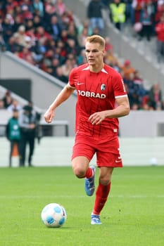 Philipp Lienhart (SC Freiburg) at the match of the 1st FBL: 24-25: 1st FBL: 24-25: 5th Sptg. SC Freiburg - FC St. Pauli  DFL REGULATIONS PROHIBIT ANY USE OF PHOTOGRAPHS AS IMAGE SEQUENCES AND/OR QUASI-VIDEONann  Photo: Joachim Hahne/johapress