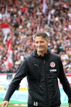 Had a good laugh at the game in Freiburg,coach Alexander Blessin (FC St. Pauli) of the 1st FBL: 24-25: 1st FBL: 24-25: 5th Sptg. SC Freiburg - FC St. Pauli  DFL REGULATIONS PROHIBIT ANY USE OF PHOTOGRAPHS AS IMAGE SEQUENCES AND/OR QUASI-VIDEONann  Photo: Joachim Hahne/johapress