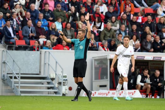 Referee Timo Gerach (Landau) points Keller to offside again after a hint from the video after a Freiburg goal in the game of the 1st FBL: 24-25: 1st FBL: 24-25: 5th Sptg. SC Freiburg - FC St. Pauli  DFL REGULATIONS PROHIBIT ANY USE OF PHOTOGRAPHS AS IMAGE SEQUENCES AND/OR QUASI-VIDEONann  Photo: Joachim Hahne/johapress