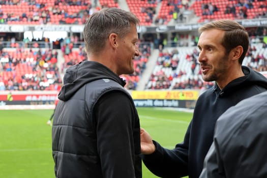 Smalltak before kick-off: v.li. Coach Alexander Blessin (FC St. Pauli) and head coach / coach Julian Schuster (SC Freiburg) at the match of the 1st FBL: 24-25: 1st FBL: 24-25: 5th Sptg. SC Freiburg - FC St. Pauli  DFL REGULATIONS PROHIBIT ANY USE OF PHOTOGRAPHS AS IMAGE SEQUENCES AND/OR QUASI-VIDEONann  Photo: Joachim Hahne/johapress
