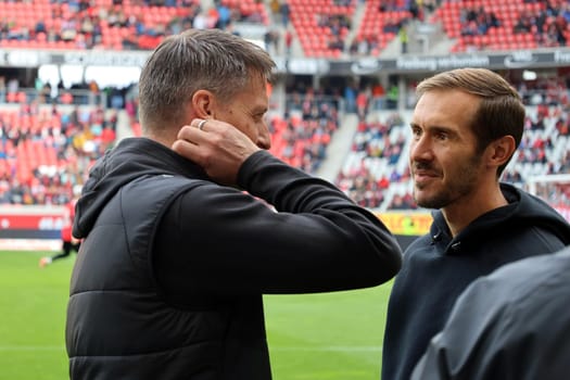 Smalltak before kick-off: v.li. Coach Alexander Blessin (FC St. Pauli) and head coach / coach Julian Schuster (SC Freiburg) at the match of the 1st FBL: 24-25: 1st FBL: 24-25: 5th Sptg. SC Freiburg - FC St. Pauli  DFL REGULATIONS PROHIBIT ANY USE OF PHOTOGRAPHS AS IMAGE SEQUENCES AND/OR QUASI-VIDEONann  Photo: Joachim Hahne/johapress