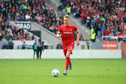 Philipp Lienhart (SC Freiburg) at the match of the 1st FBL: 24-25: 1st FBL: 24-25: 5th Sptg. SC Freiburg - FC St. Pauli  DFL REGULATIONS PROHIBIT ANY USE OF PHOTOGRAPHS AS IMAGE SEQUENCES AND/OR QUASI-VIDEONann  Photo: Joachim Hahne/johapress