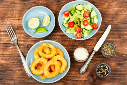 Fried squid rings breaded with fresh vegan salad.