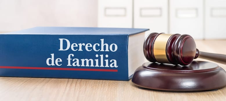 A law book with a gavel - Family law in spanish