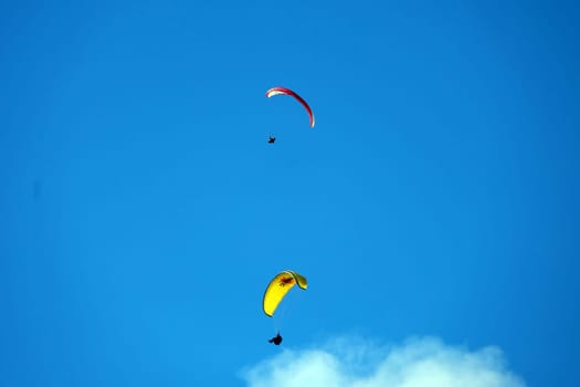 Paragliders can be pulled up in the chimney of the thermals on the summit of the Rosskopf and enjoy a magnificent view of the hiking paradise and holiday region of South Tyrol / Alto Adige