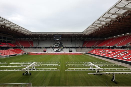 SC Freiburg used the international break to replace the turf at the Europa Park Stadium. After the stadium was put into operation in 2021,a new turf has now been laid. This Saturday with the Bundesliga home game against FC Augsburg (kick-off,15:30 CET),the new turf is to be played again.