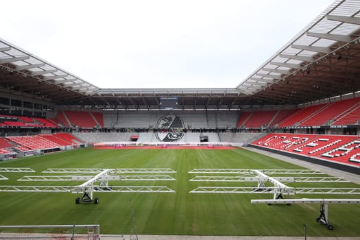 SC Freiburg used the international break to replace the turf at the Europa Park Stadium. After the stadium was put into operation in 2021,a new turf has now been laid. This Saturday with the Bundesliga home game against FC Augsburg (kick-off,15:30 CET),the new turf is to be played again.