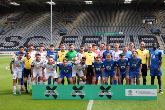 The referee team around referee Martin Wilke (SV Merzhausen) and the teams from Villingen and Lahr present themselves for a joint photo before kick-off  at the SBFV Cup Final 23/24: FC 08 Villingen - SC Lahr