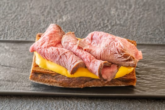 Sandwich with sliced roast beef and cheese