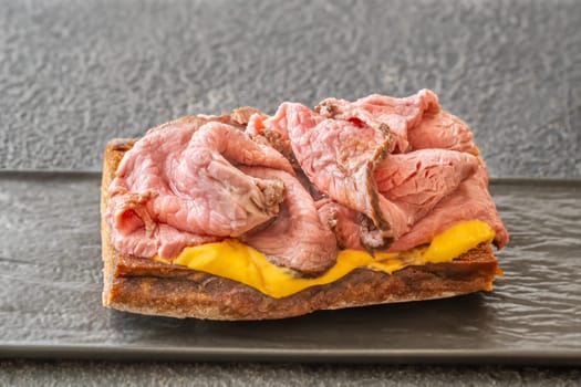 Sandwich with sliced roast beef and cheese