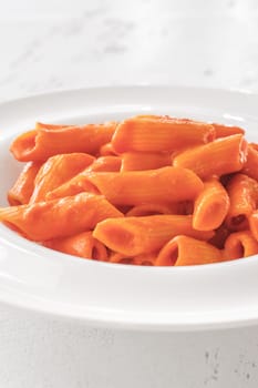 Penne pasta with bell pepper and cream sauce