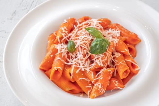 Penne pasta with bell pepper and cream sauce