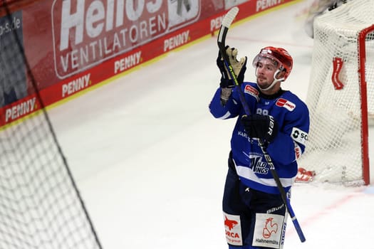 Zach Senyshyn (SERC Wild Wings) was the celebrated hero after his goal to make it 2-1 in overtime in the DEL 24-25 game,10th Sptg.: Schwenninger Wild Wings vs Iserlohn Roosters