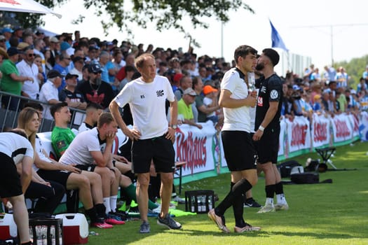 Consternated after the 0:3 defeat after the final whistle: Coach Reiner Scheu (Villingen 08) and the players after the SBFV Cup final 22/23: FC 08 Villingen - SV Oberachern