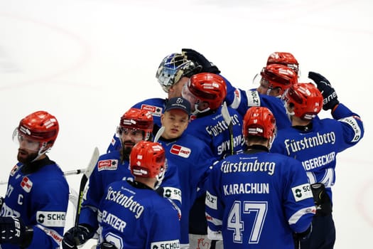 The players of the Wild Wings celebrate the goal scorer to the 2:1 victory,Zach Senyshyn (SERC Wild Wings) in the game of the DEL 24-25,10th Sptg.: Schwenninger Wild Wings vs Iserlohn Roosters