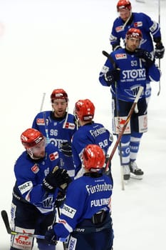 The two goal scorers Zach Senyshyn (SERC Wild Wings) and Teemu Pulkkinen (SERC Wild Wings) were able to congratulate each other in the 2-1 victory after the game of the DEL 24-25,10th Sptg.: Schwenninger Wild Wings vs Iserlohn Roosters