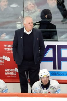Head coach Doug Shedden (Iserlohn Roosters) at the game of the DEL 24-25,10th Sptg.: Schwenninger Wild Wings vs Iserlohn Roosters