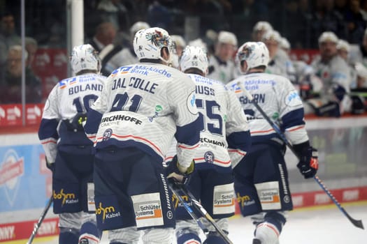 The Iserllohn players celebrate Zach Osburn's 1-0 lead shortly before the first period break in the DEL 24-25 game,10th Sptg.: Schwenninger Wild Wings vs Iserlohn Roosters