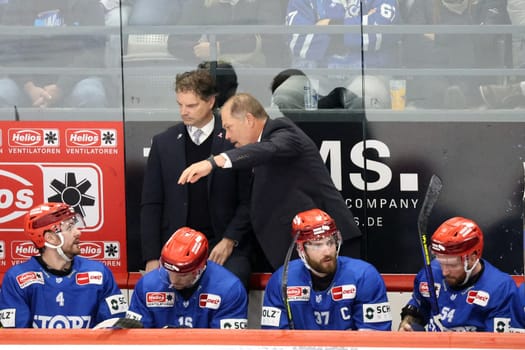 Head Coach / Coach Steve Walker (SERC Wild Wings) and Assistant Coach Tim Kehler (SERC Wild Wings) in dialogue with the players at the DEL 24-25 game,10th Sptg.: Schwenninger Wild Wings vs Iserlohn Roosters