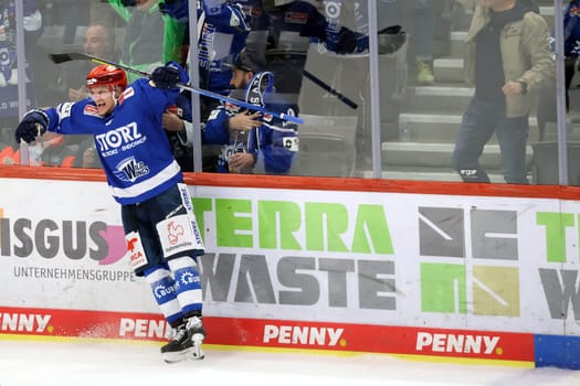Nice to take off: Teemu Pulkkinen (SERC Wild Wings) celebrates the 1:1 equalizer in the game of the DEL 24-25,10th Sptg.: Schwenninger Wild Wings vs Iserlohn Roosters
