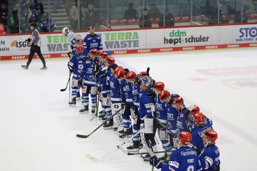 In front of their own fans,the Widl Wings cracks celebrate the 2-1 victory in the game of the DEL 24-25,10th Sptg.: Schwenninger Wild Wings vs Iserlohn Roosters