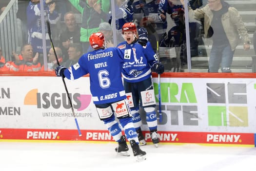 Daryl Boyle (SERC Wild Wings) is the first to congratulate the goal scorer,goal scorer Teemu Pulkkinen (SERC Wild Wings) on the 1:1 in the game of the DEL 24-25,10th Sptg.: Schwenninger Wild Wings vs Iserlohn Roosters