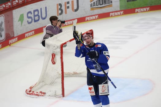 Zach Senyshyn (SERC Wild Wings) was the celebrated hero after his goal to make it 2-1 in overtime in the DEL 24-25 game,10th Sptg.: Schwenninger Wild Wings vs Iserlohn Roosters