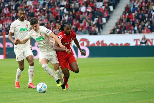 From left to right: Mert Kömür (FC Augsburg) and Jordy Makengo (SC Freiburg) in the 1st FBL match: 24-25: 1st FBL: 24-25: 7th Sptg. SC Freiburg - FC Augsburg  DFL REGULATIONS PROHIBIT ANY USE OF PHOTOGRAPHS AS IMAGE SEQUENCES AND/OR QUASI-VIDEONann  Photo: Joachim Hahne/johapress