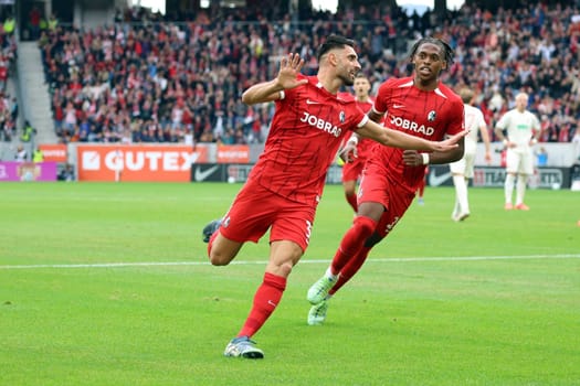 Vincenzo Grifo (SC Freiburg) celebrates his goal to make it 1-1,Junior Adamu (SC Freiburg) is the first to congratulate him in the 1st FBL match: 24-25: 1st FBL: 24-25: 7th Sptg. SC Freiburg - FC Augsburg  DFL REGULATIONS PROHIBIT ANY USE OF PHOTOGRAPHS AS IMAGE SEQUENCES AND/OR QUASI-VIDEONann  Photo: Joachim Hahne/johapress