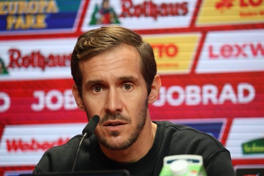 Head Coach Julian Schuster (SC Freiburg) at the press conference,PK after the match of the 1st FBL: 24-25: 1st FBL: 24-25: 7th Sptg. SC Freiburg - FC Augsburg  DFL REGULATIONS PROHIBIT ANY USE OF PHOTOGRAPHS AS IMAGE SEQUENCES AND/OR QUASI-VIDEONann  Photo: Joachim Hahne/johapress