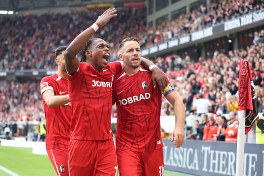 Christian Günter (SC Freiburg) celebrates his goal with Junior Adamu (SC Freiburg) to make it 3-0 at half-time in the match of the 1st FBL: 24-25: 1st FBL: 24-25: 7th Sptg. SC Freiburg - FC Augsburg  DFL REGULATIONS PROHIBIT ANY USE OF PHOTOGRAPHS AS IMAGE SEQUENCES AND/OR QUASI-VIDEONann  Photo: Joachim Hahne/johapress