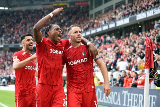Vincenzo Grifo (SC Freiburg) and Junior Adamu (SC Freiburg) celebrate the goal scorer Christian Günter (SC Freiburg) for his goal to make it 3-0 at half-time in the match of the 1st FBL: 24-25: 1st FBL: 24-25: 7th Sptg. SC Freiburg - FC Augsburg  DFL REGULATIONS PROHIBIT ANY USE OF PHOTOGRAPHS AS IMAGE SEQUENCES AND/OR QUASI-VIDEONann  Photo: Joachim Hahne/johapress