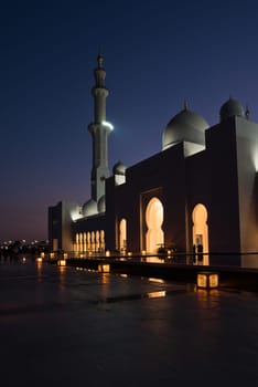 View of famous Sheikh Zayed White Mosque in Abu Dhabi, UAE at night