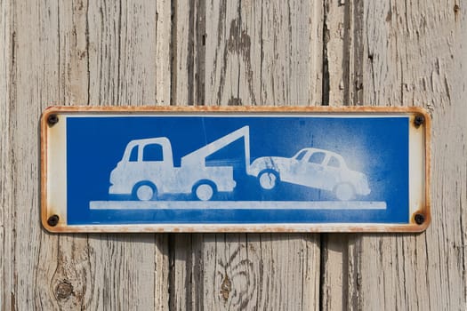 Blue sign at the entrance to a property in Belgium indicating that parking is prohibited on the driveway