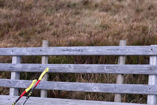Strange marking: With the word "Imschaden"",a strange visitor in the Feldberg area has left his mark on countless benches with a thick pen - the answer followed immediately in the same place"