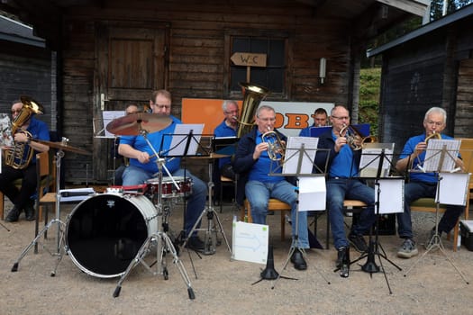 A delegation of the Trachtenkapelle Hinterzarten musically framed the "Open Day at SC Hinterzarten in the Adler Ski Stadium"