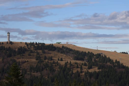 View from the Herzogenhorn to the Feldberg summit with the Feldberg tower including the mountain station of the Seebuck cable car