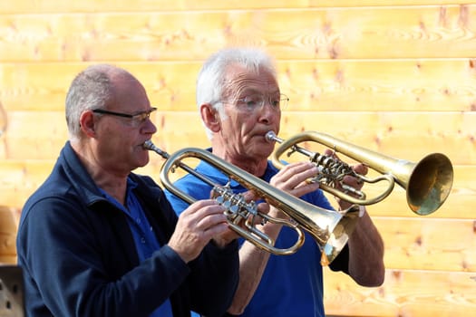 The musicians Franz-Richard Winterhalder and Meinrad Hofmeier (sen) musically framed the Ecumenical service in the Adler Ski Stadium at the open day at SC Hinterzarten