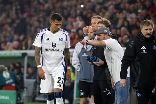 During a stoppage of play,coach Steffen Baumgart (Hamburger SV / HSV) gives instructions to Davie Selke for the 2024-25 DFB-Pokal match,2nd round: SC Freiburg vs Hamburger SV
