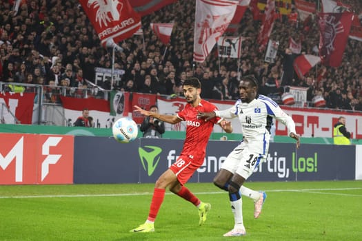 Duel on the sidelines with Eren Sami Dinkçi (SC Freiburg) and Bakery Jatta (Hamburger SV / HSV) in the match of the 1st FBL: 24-25: 1st FBL: 24-25: 5th Sptg. SC Freiburg - FC St. Pauli  DFL REGULATIONS PROHIBIT ANY USE OF PHOTOGRAPHS AS IMAGE SEQUENCES AND/OR QUASI-VIDEONann  Photo: Joachim Hahne/johapress