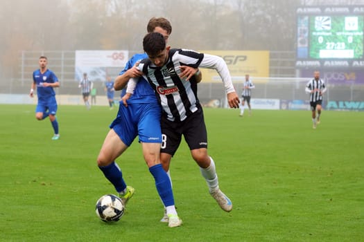 Clinging and holding: Samet Yilmaz (FC 08 Villingen) in a duel with Tarnat Niklas (Freiberg) in the 1st FBL match: 24-25: 1st FBL: 24-25: 5th Sptg. SC Freiburg - FC St. Pauli  DFL REGULATIONS PROHIBIT ANY USE OF PHOTOGRAPHS AS IMAGE SEQUENCES AND/OR QUASI-VIDEONann  Photo: Joachim Hahne/johapress
