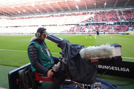 Cameraman with TV camera at the game of the 1st FBL: 24-25: 1st FBL: 24-25: 9th Sptg. SC Freiburg - FSV Mainz 05  DFL REGULATIONS PROHIBIT ANY USE OF PHOTOGRAPHS AS IMAGE SEQUENCES AND/OR QUASI-VIDEONann  Photo: Joachim Hahne/johapress