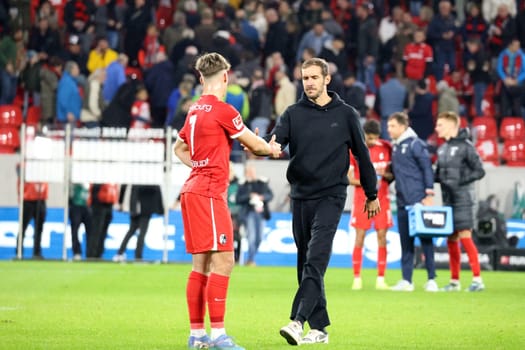 Only 0-0 draw: The face of head coach / coach Julian Schuster (SC Freiburg) on the way to Noah Weißhaupt (SC Freiburg) speaks volumes about the disappointment in the game of the 1st FBL: 24-25: 1st FBL: 24-25: 9th Sptg. SC Freiburg - FSV Mainz 05  DFL REGULATIONS PROHIBIT ANY USE OF PHOTOGRAPHS AS IMAGE SEQUENCES AND/OR QUASI-VIDEONann  Photo: Joachim Hahne/johapress
