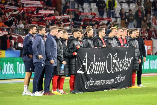 After the game,the players and staff of SC Freiburg commemorate the legendary former president Achim Stocker,who died in 2015 - Match of the 1st FBL: 24-25: 1st FBL: 24-25: 9th Sptg. SC Freiburg - FSV Mainz 05  DFL REGULATIONS PROHIBIT ANY USE OF PHOTOGRAPHS AS IMAGE SEQUENCES AND/OR QUASI-VIDEONann  Photo: Joachim Hahne/johapress