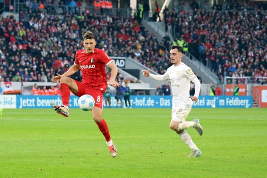 Maximilian Eggestein (SC Freiburg) in a duel with Paul Nebel in the match of the 1st FBL: 24-25: 1st FBL: 24-25: 9th Sptg. SC Freiburg - FSV Mainz 05  DFL REGULATIONS PROHIBIT ANY USE OF PHOTOGRAPHS AS IMAGE SEQUENCES AND/OR QUASI-VIDEONann  Photo: Joachim Hahne/johapress