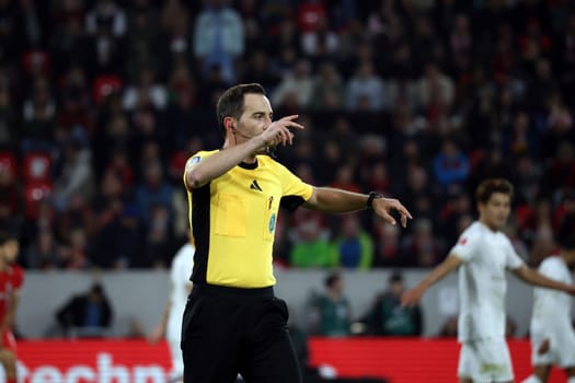 Referee Benjamin Brand at the match of the 1st FBL: 24-25: 1st FBL: 24-25: 9th Sptg. SC Freiburg - FSV Mainz 05  DFL REGULATIONS PROHIBIT ANY USE OF PHOTOGRAPHS AS IMAGE SEQUENCES AND/OR QUASI-VIDEONann  Photo: Joachim Hahne/johapress