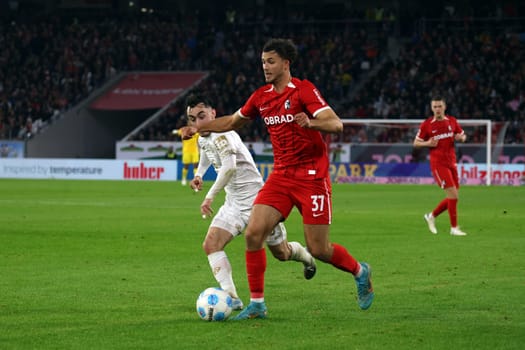 Max Rosenfelder (SC Freiburg) passes his opponent Paul Nebel with momentum in the match of the 1st FBL: 24-25: 1st FBL: 24-25: 9th Sptg. SC Freiburg - FSV Mainz 05  DFL REGULATIONS PROHIBIT ANY USE OF PHOTOGRAPHS AS IMAGE SEQUENCES AND/OR QUASI-VIDEONann  Photo: Joachim Hahne/johapress